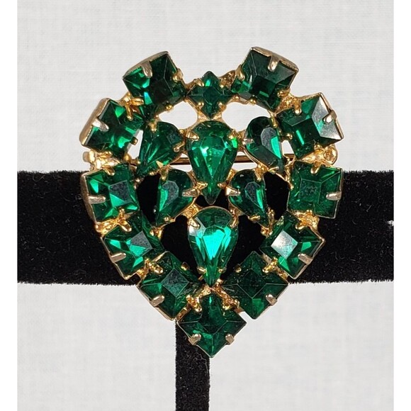 Vintage Emerald Green Rhinestone Heart Prong Set Gold Tone Brooch - Picture 2 of 16